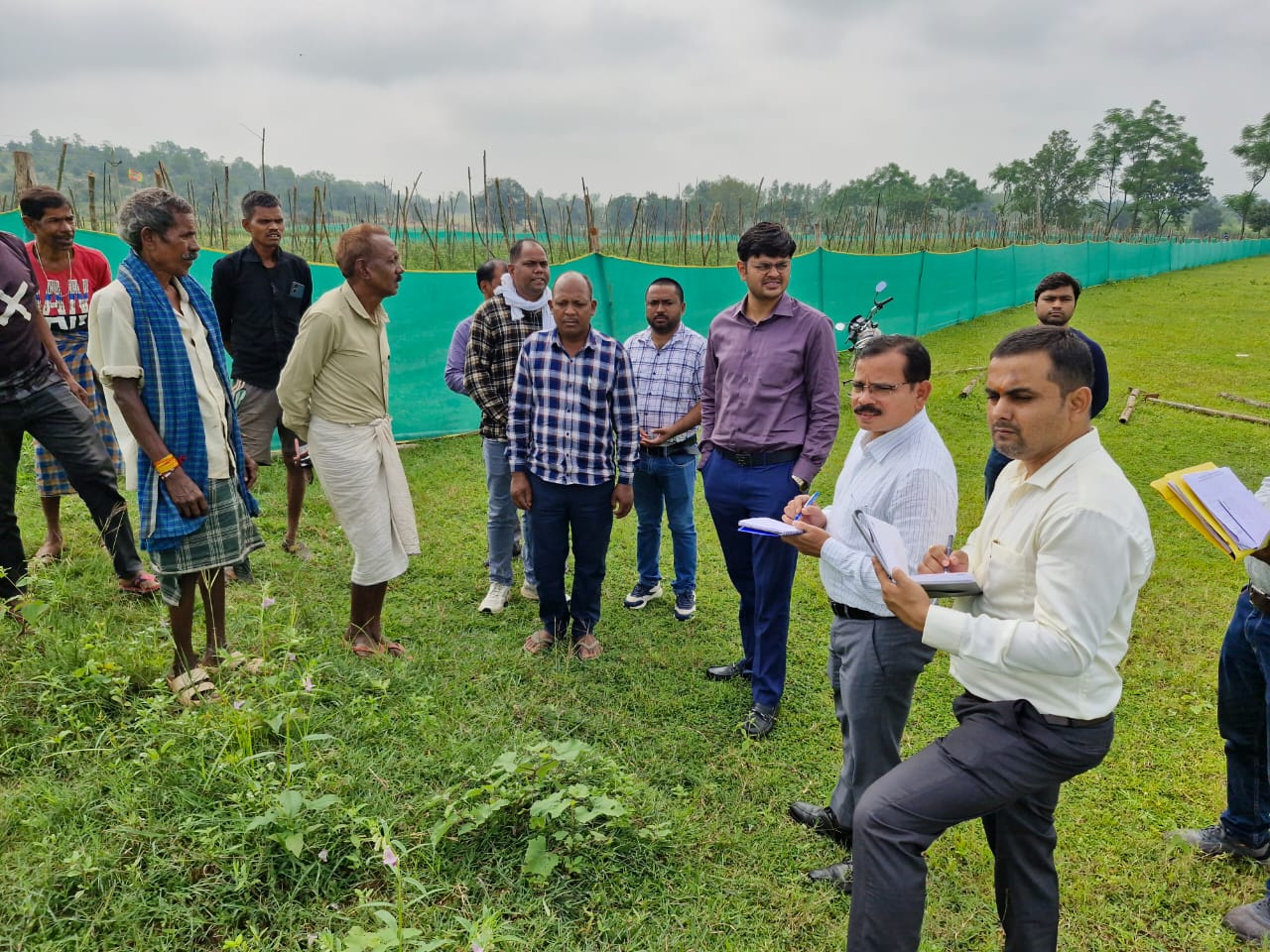 संचालक कृषि श्री राहुल देव ने नेशनल मिशन ऑन इडिबल ऑयल-ऑयल सीड् योजनान्तर्गत लगाए गए मूंगफली फसल प्रदर्शन का किया निरीक्षण